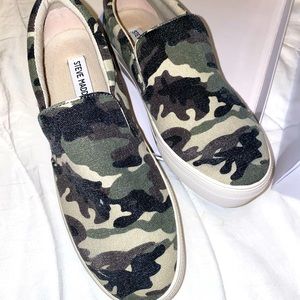 New in Box Steve Madden Gills Camo size 8
